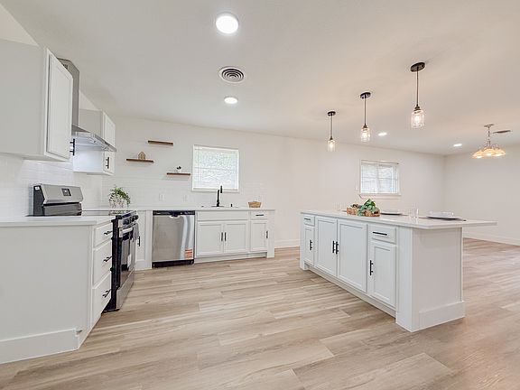 4th image of 228 Hallbrook Dr