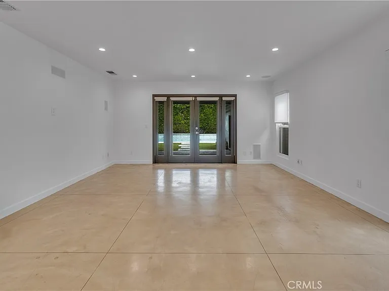 4925 Nagle Ave — Photo 16