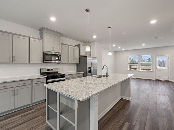 Broxton 128 - Kitchen with Eat-In Island