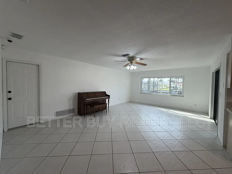 337 N 10th St — Photo 7