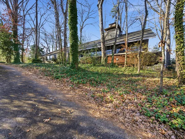 3401 Ocotea St, Raleigh, NC 27607