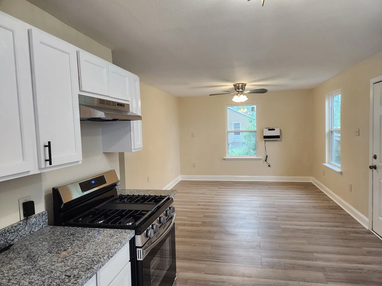 3 bed, 1000 sqft, $1,400 — Photo 3