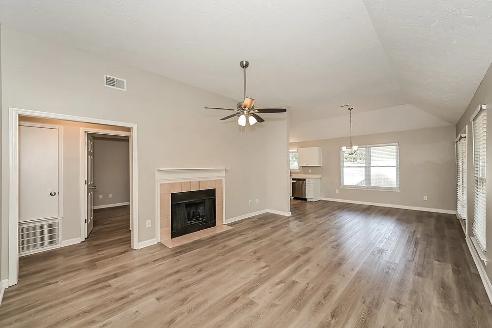 3 bed, 2.0 bath, 1336 sqft, $2,220 — Photo 4