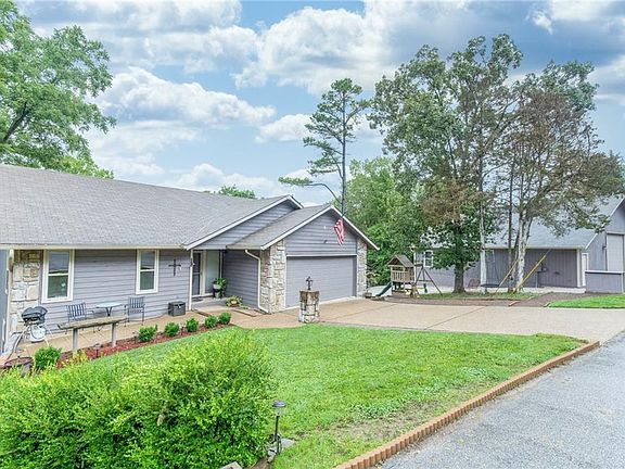 2nd image of 4 Islip Ln
