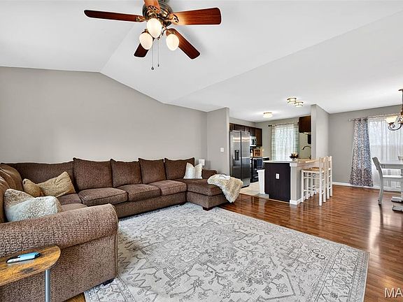 4th image of 38 Shady Tree Ct