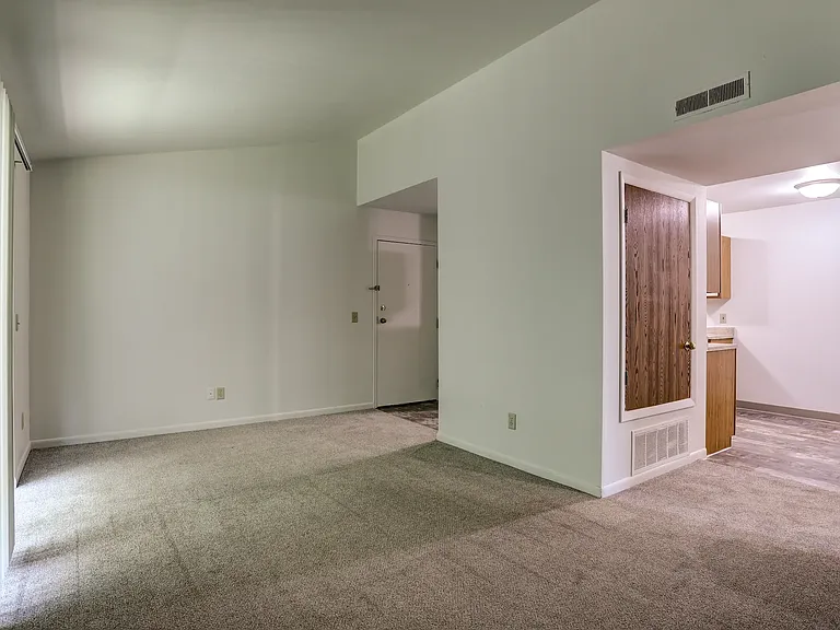 Woodfield & Arlington Apartments — Photo 16