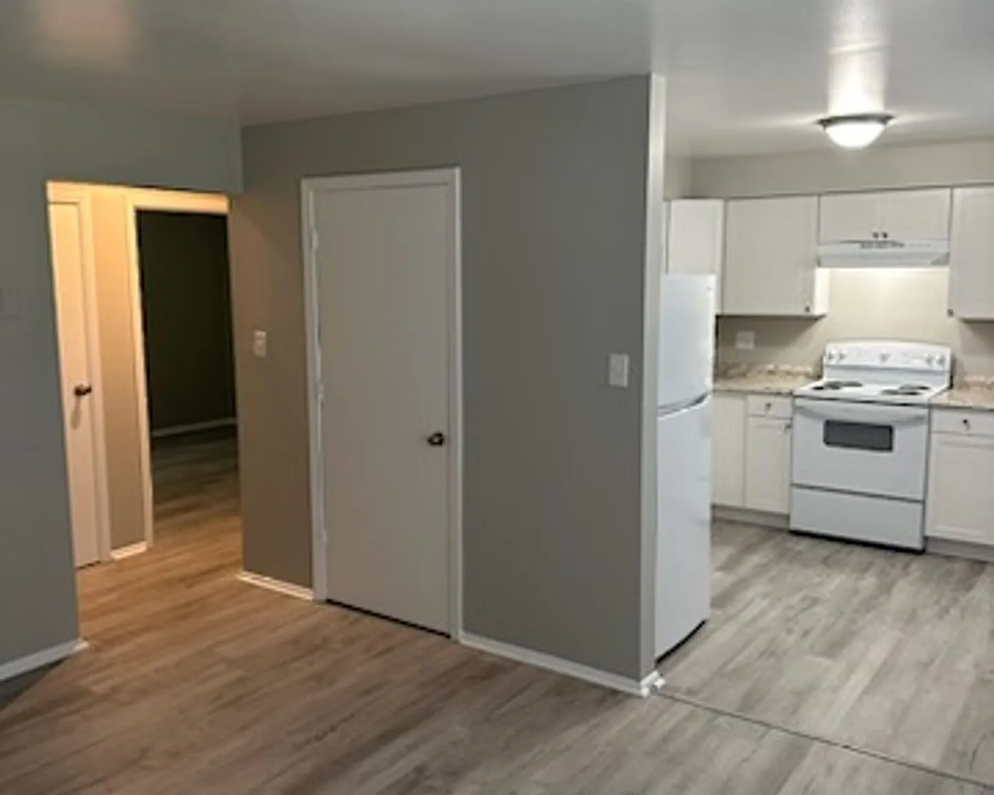 Oakview Park Apartments Summer Move In Special- $400 Off A Months Rent — Photo 1