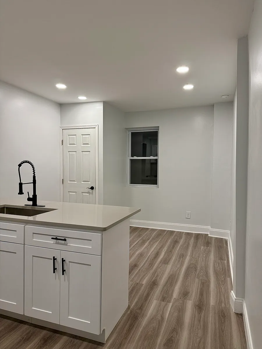 Building Photo - 703 W Huntingdon St #2