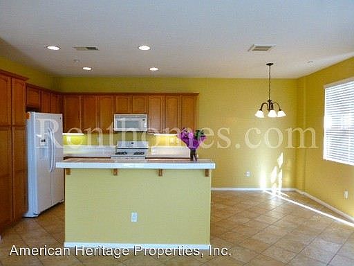 2nd image of 305 Island Way Unit 5