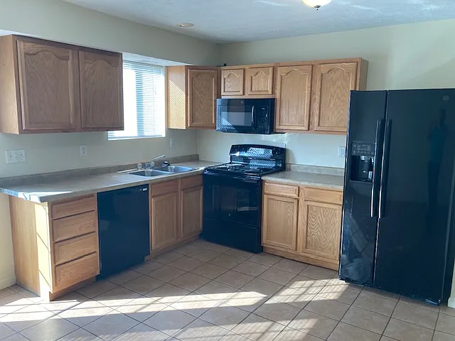 204 Saratoga Cir — Photo 5