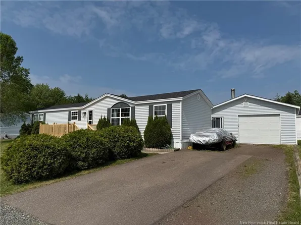 17 Lobelia St, Moncton, NB E1H 2Y6
