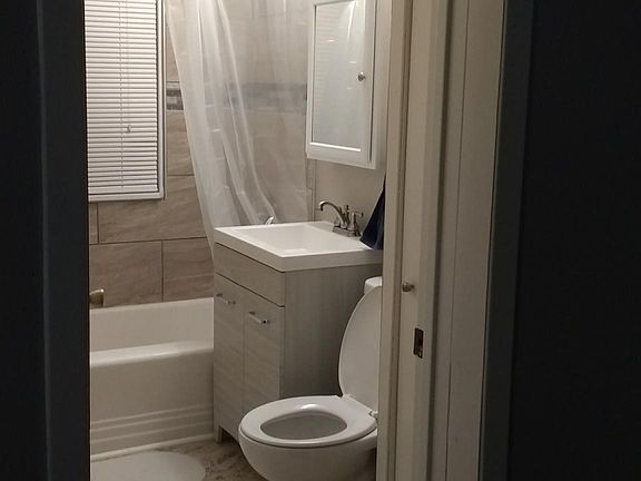 5th image of 385 Ashland Ave APT E