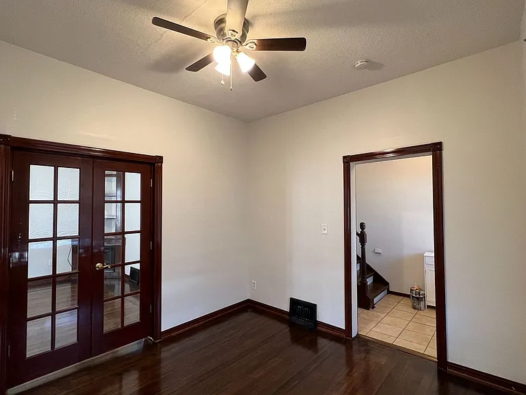 1611 Oak St — Photo 3
