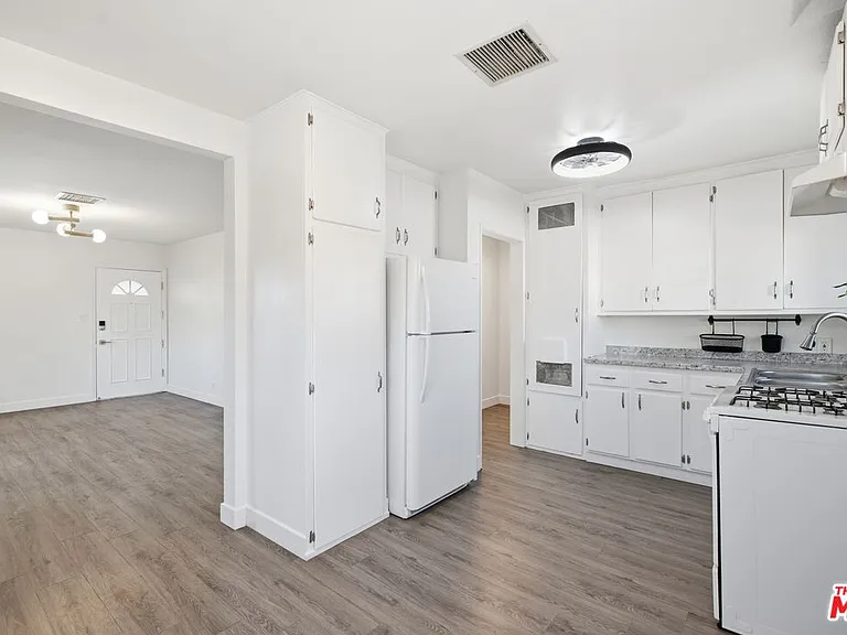 11761 Hart St #6 — Photo 6