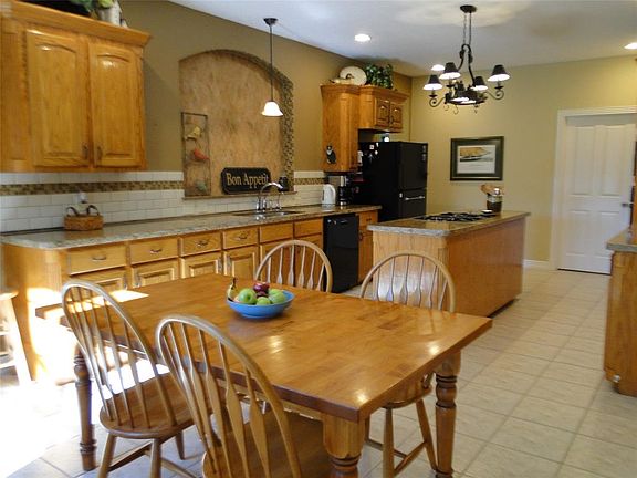 4th image of 207 Tearose Ln
