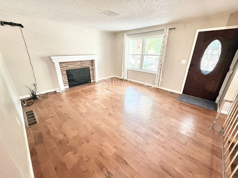 Charming 3BR Home with Fireplace, Fenced Yard & Attached Garage in Side Creek — Photo 4