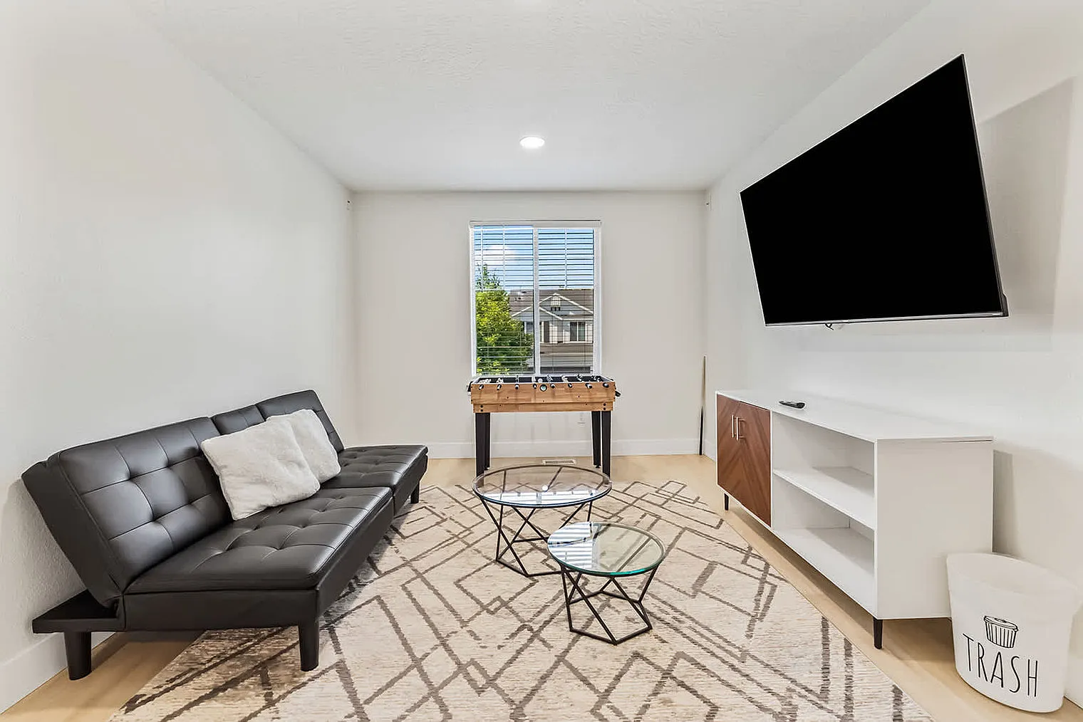 5 bed, 2.0 bath, 925 sqft, $7,567 — Photo 4