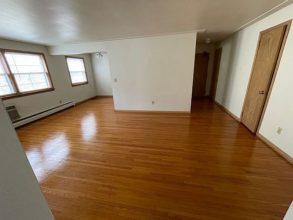 3rd image of 716 W 38th St Unit 203