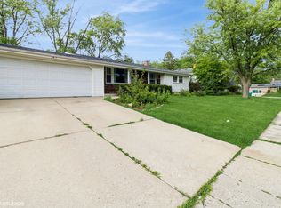 410 Chatham Cir, Buffalo Grove, IL 60089