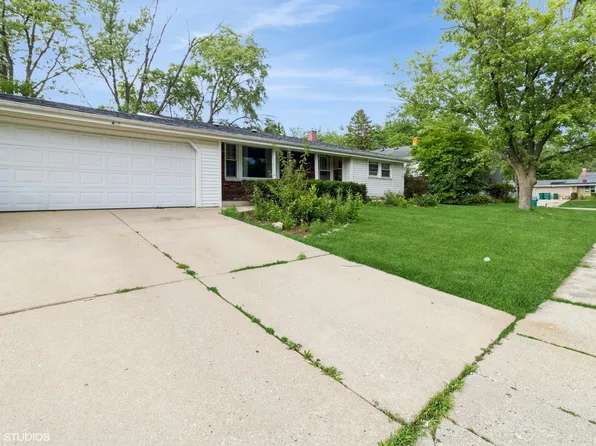 410 Chatham Cir, Buffalo Grove, IL 60089