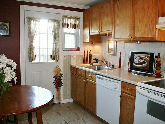 Remodeled Kitchen/ Eat In