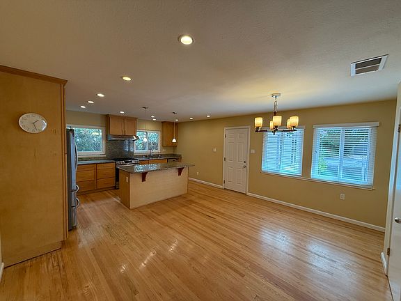 Kitchen, Dining Room Picture 3/3
