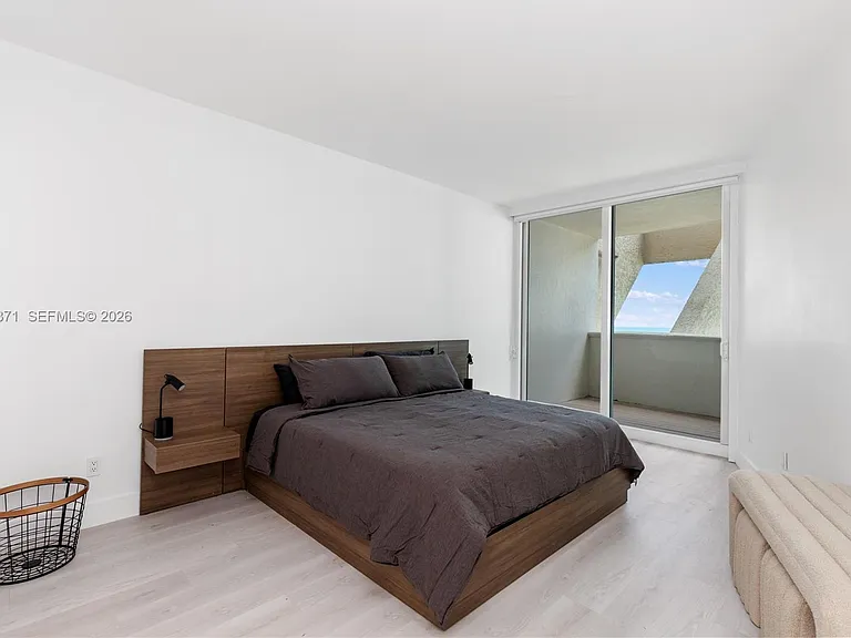 300 S Pointe Dr #907 — Photo 21
