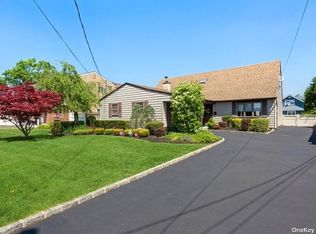 3885 Darby Ln, Seaford, NY 11783