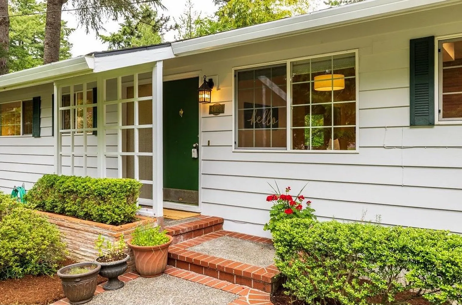 Beautiful SW Portland 3 - bedroom Pet Friendly home — Photo 2