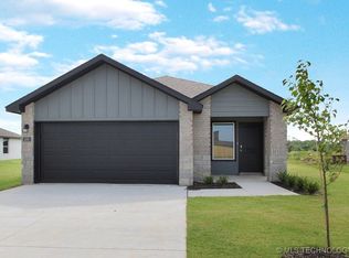 1100 N Arapahoe Ave, Chouteau, OK 74337