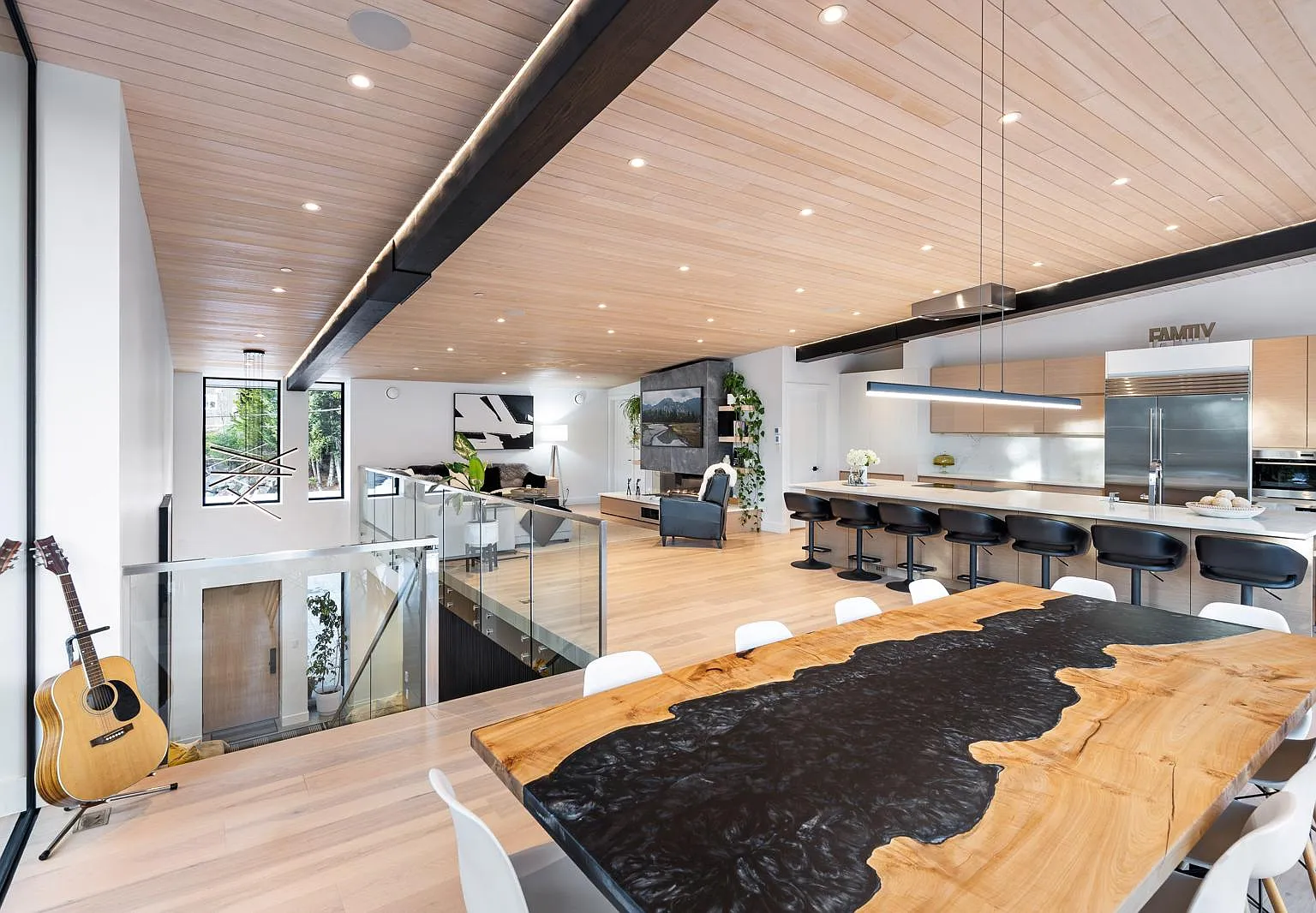Exclusive 5-Bedroom Mountain Estate for a Winter Rental — Photo 2
