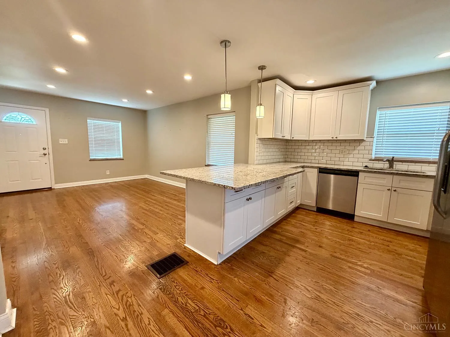 3 bed, 1.0 bath, 1204 sqft, $2,075 — Photo 3