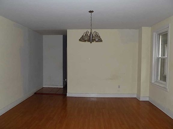 5th image of 1527 Womrath St