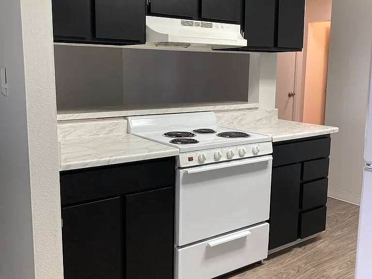Eagle Pointe Apartments — Photo 9