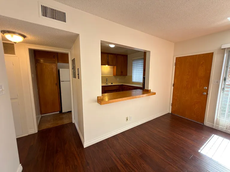 304 E Almond Ave — Photo 1
