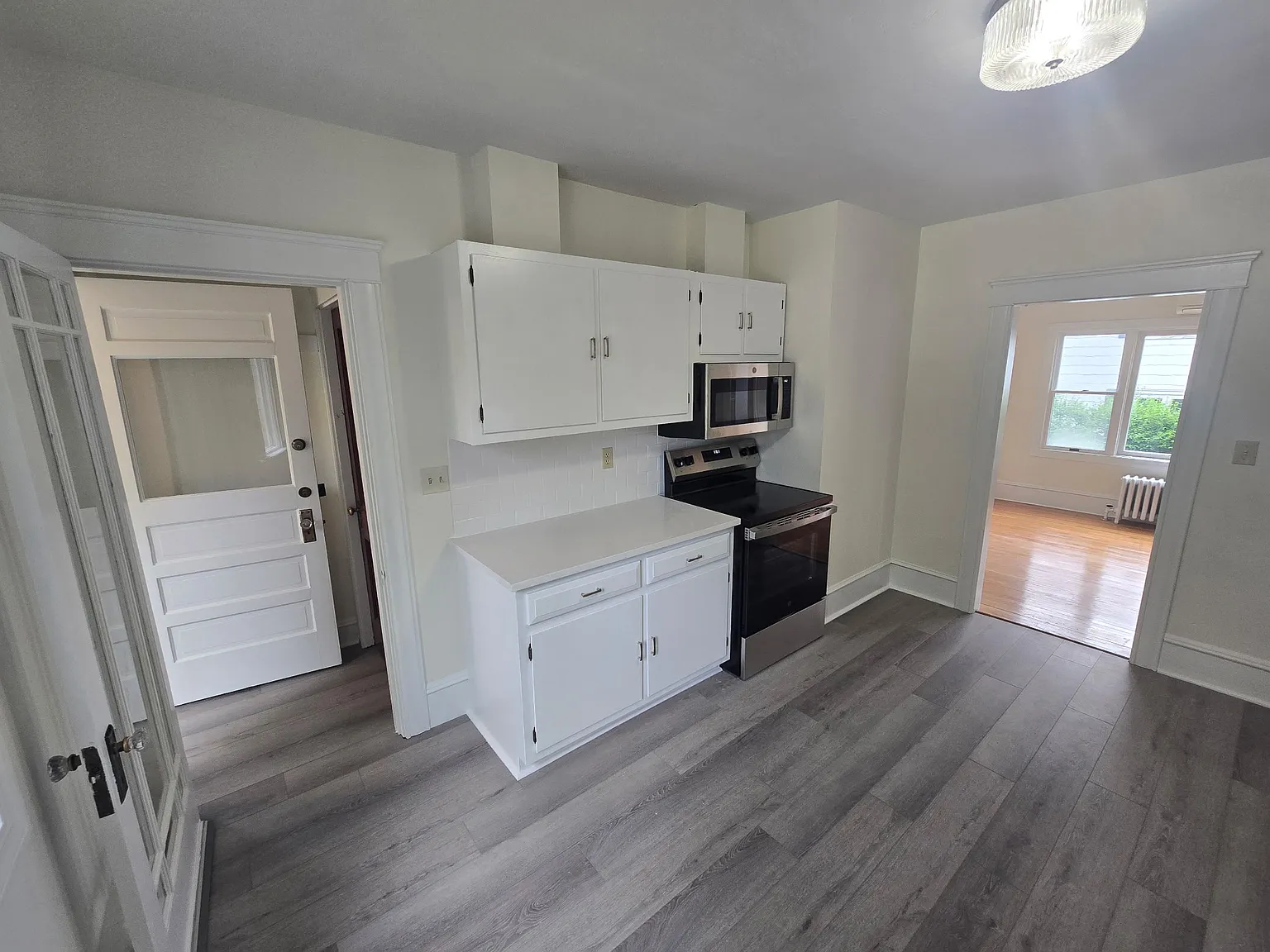3 bed, 1.5 bath, 1302 sqft, $3,200 — Photo 2