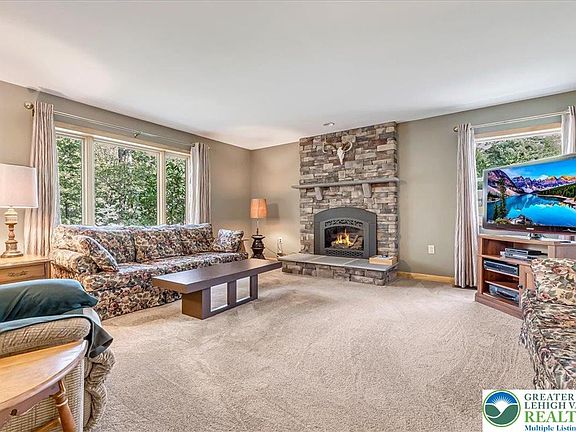 5th image of 218 East Ct