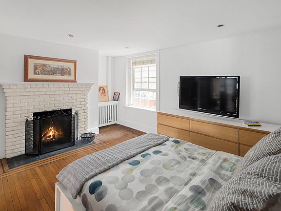 4th image of 41 W 10th St