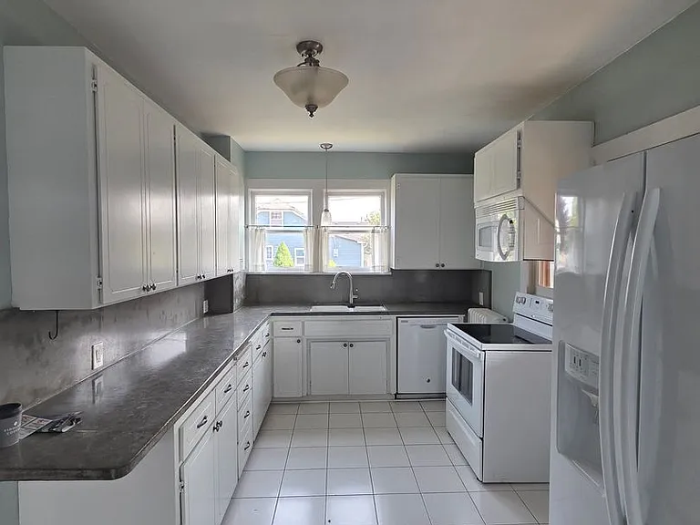 481 SW Cascade Ave — Photo 9