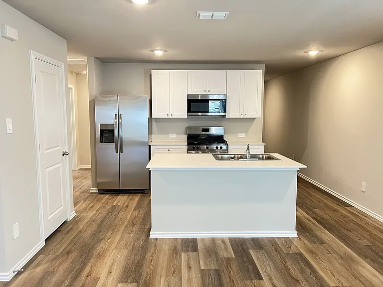 5557 Rollins Dr — Photo 6