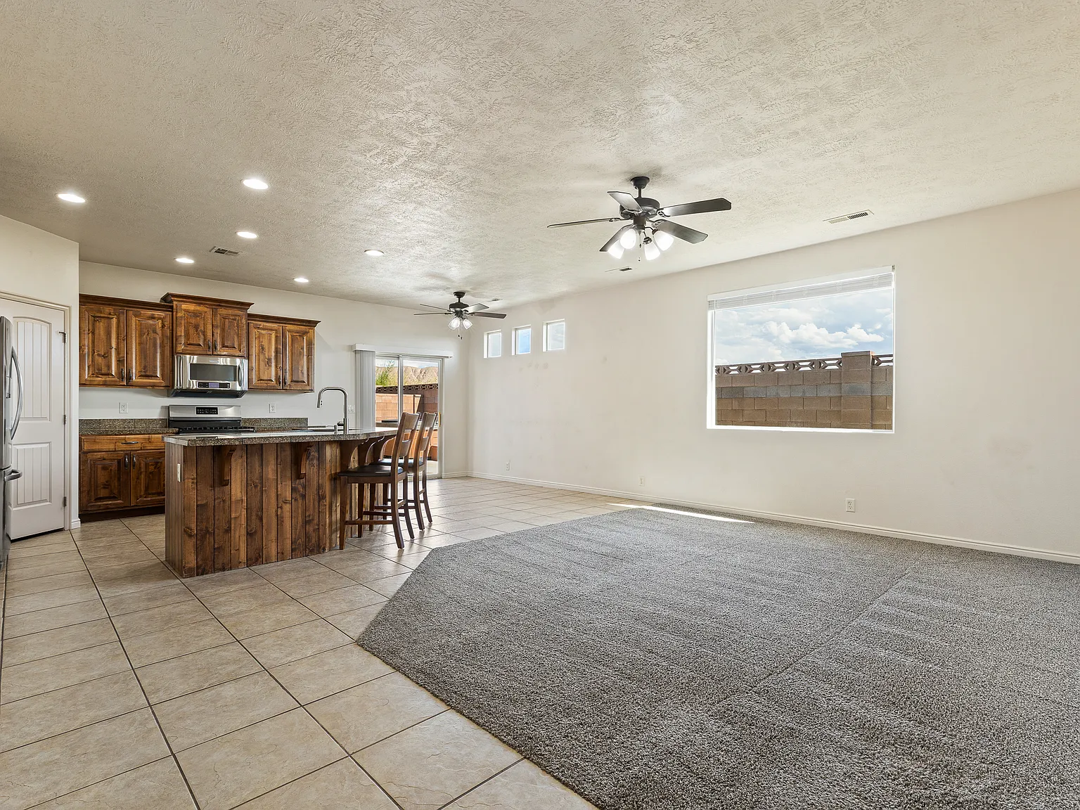 3 bed, 1396 sqft, $2,100 — Photo 2