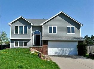 1727 Parkhill Dr, Norwalk, IA 50211