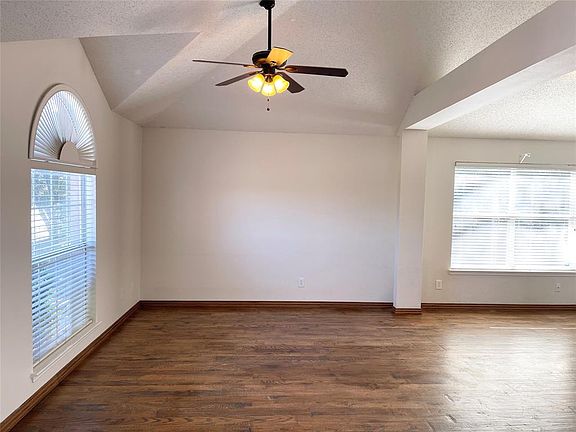 3rd image of 502 Stonehedge Dr