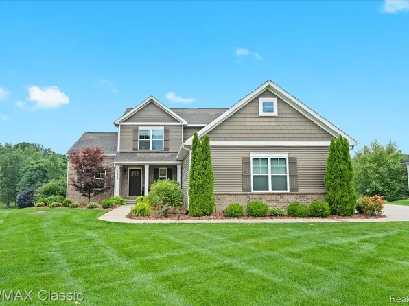 7803 Tipperary Trl, Fenton, MI 48430