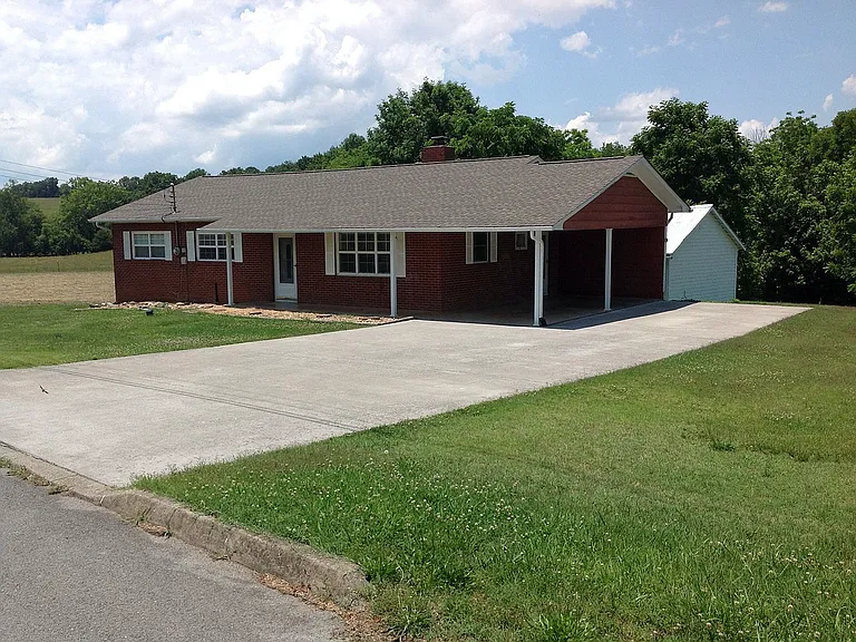 1905 Vickers Ln — Photo 1