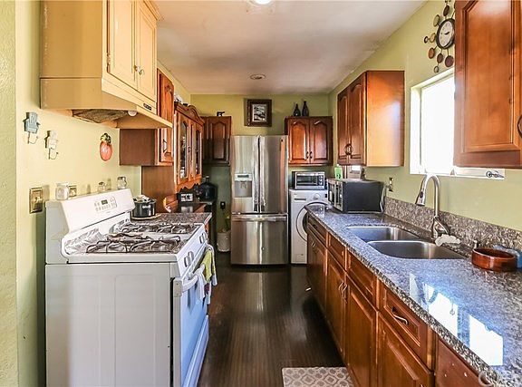 3rd image of 11451 Belcher St