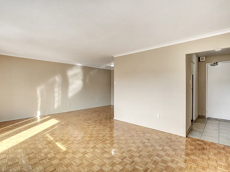 2503 Hurontario St — Photo 22