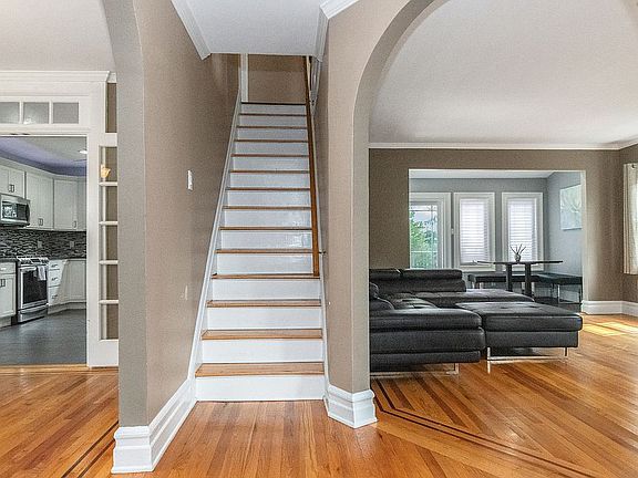 2nd image of 423 Essex Ave