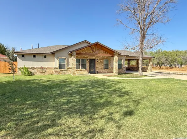 300 BLUEBONNET AVE, Devine, TX 78016