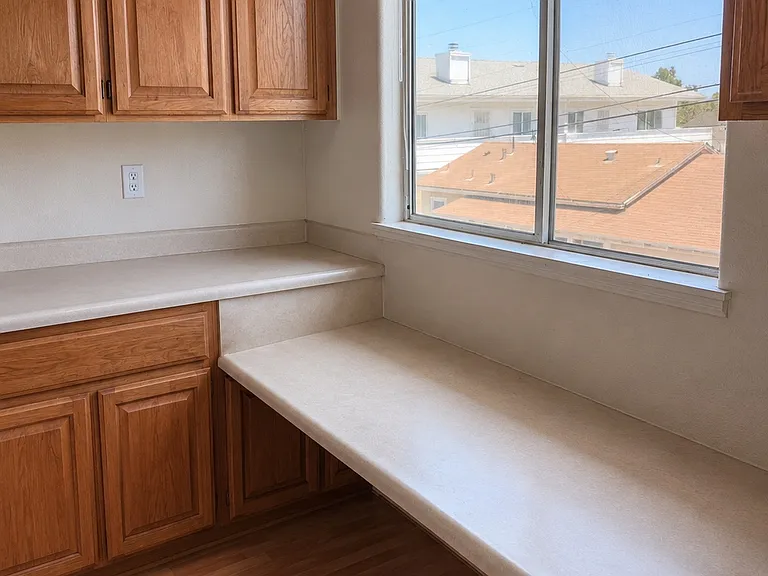 2438 Gramercy Ave — Photo 14